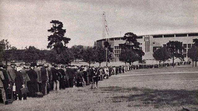 A queue leading into the MCC Members' Reserve at the MCG in 1937
