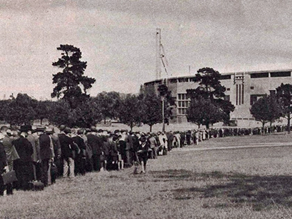 A queue leading into the MCC Members' Reserve at the MCG in 1937