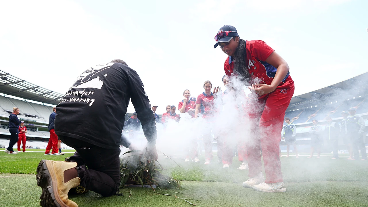 Cricket players take part in Indigenous smoking ceremony